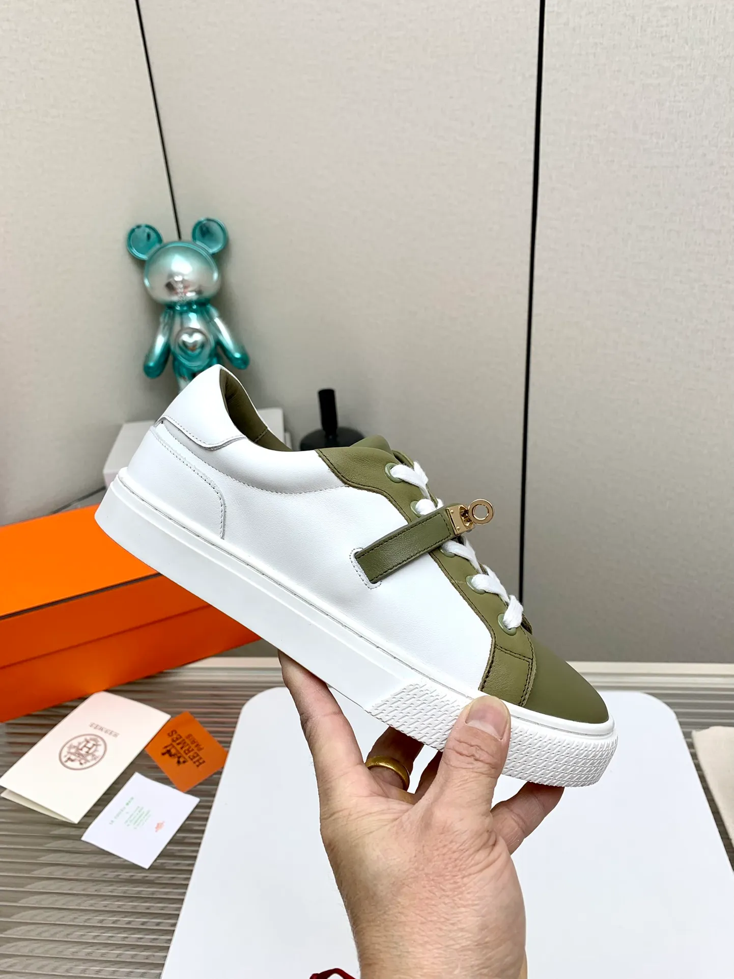 👟👟Ex-factory price 660👟👟 Men's style ➕10 (high version) Hermes classic couple model #𝐊𝐞𝐥𝐥𝐲 buckle casual white skate shoes, which will not conflict with shoes at all. Full of unknowns, Hermès rarely produces flat casual shoes and they are paired with classic palladium-plated Kelly shoe buckles! You'll fall in love with it at first sight. It's super versatile and can be worn with any skirt or pants. 🉑️Looking in with your eyes closed, it looks super noble. Fabric: Specific cowhide/canvas material. Lining: Sheepskin lining. Outsole: Original molded TPU outsole. Size: 35-45.